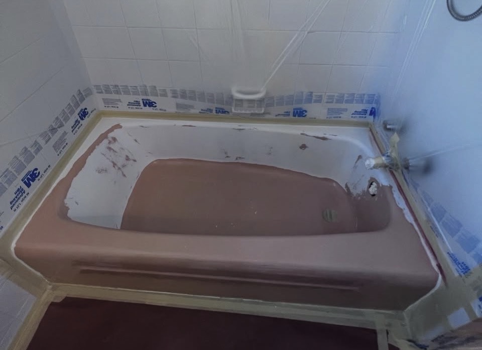 Worn bathtub before Abreeze Refinish resurfacing